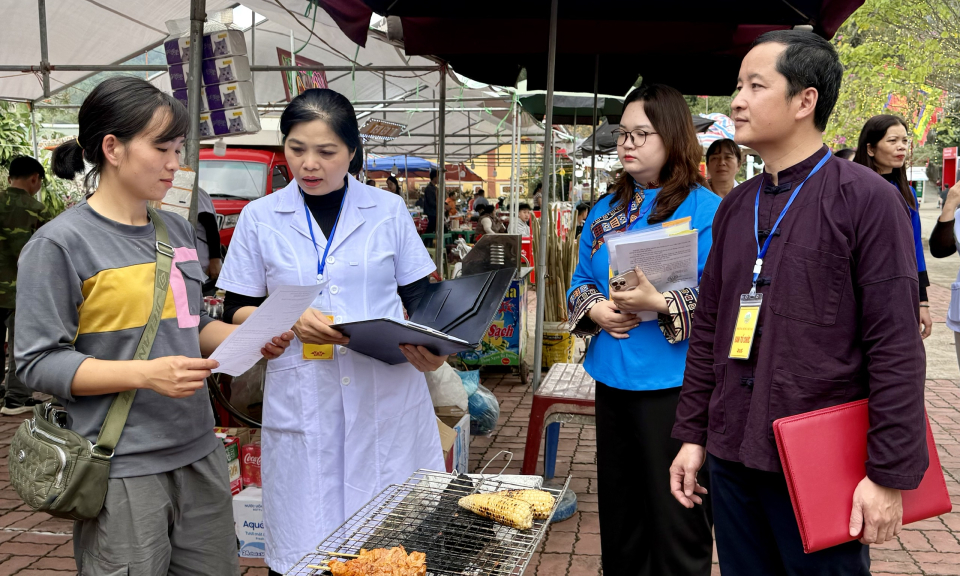 Phường N&ugrave;ng Tr&iacute; Cao tăng cường kiểm tra an to&agrave;n vệ sinh thực phẩm tại Lễ hội Đền Kỳ Sầm