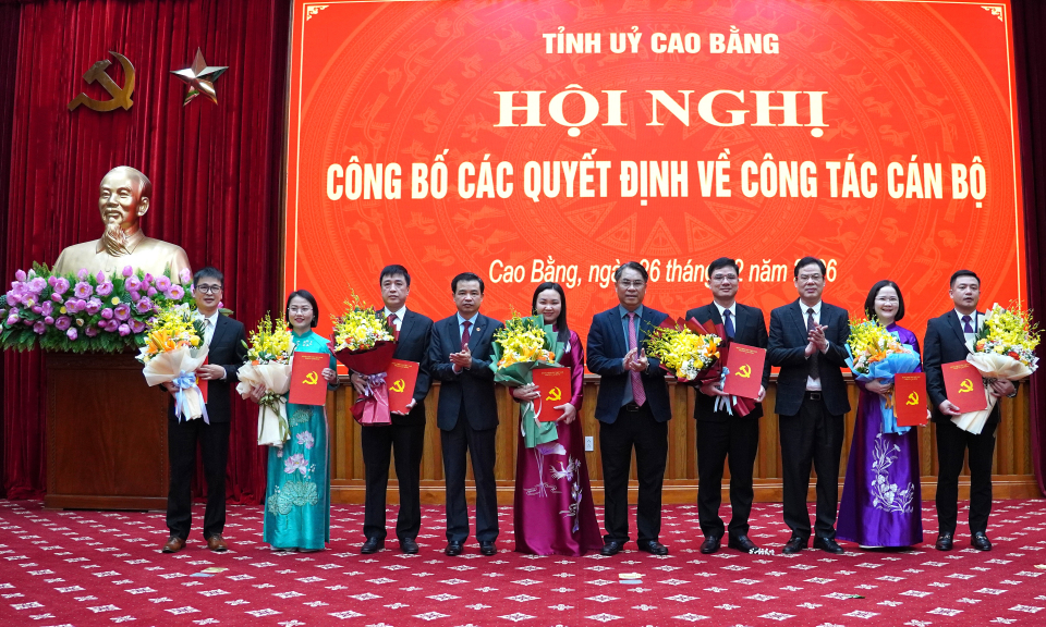 Tỉnh ủy c&ocirc;ng bố c&aacute;c quyết định về c&ocirc;ng t&aacute;c c&aacute;n bộ