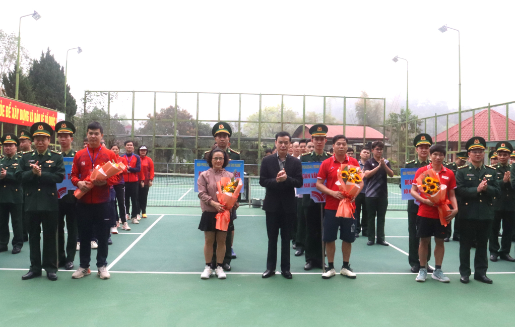Ban Tổ chức trao hoa cho các đoàn vận động viên tham gia giải.