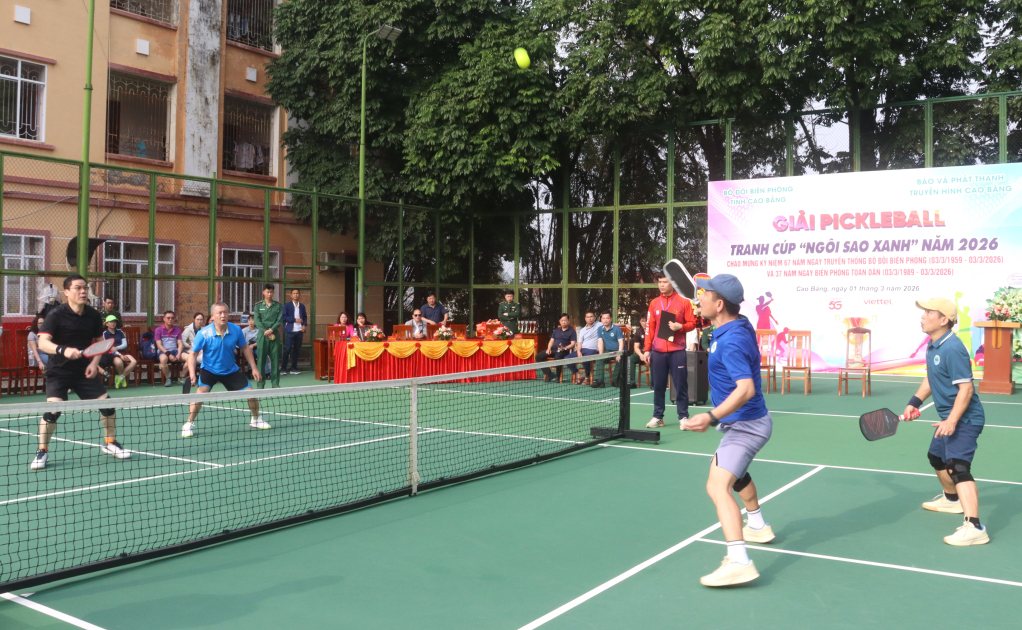 Trận thi đấu nội dung đôi nam lãnh đạo tại Giải Pickleball tranh Cúp “Ngôi sao xanh” năm 2026 diễn ra sôi nổi, hấp dẫn.
