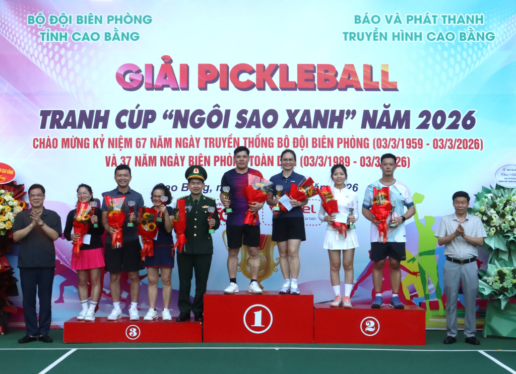 Ban Tổ chức trao cúp cho các vận động viên đạt thành tích cao tại Giải Pickleball tranh Cúp “Ngôi sao xanh” năm 2026.