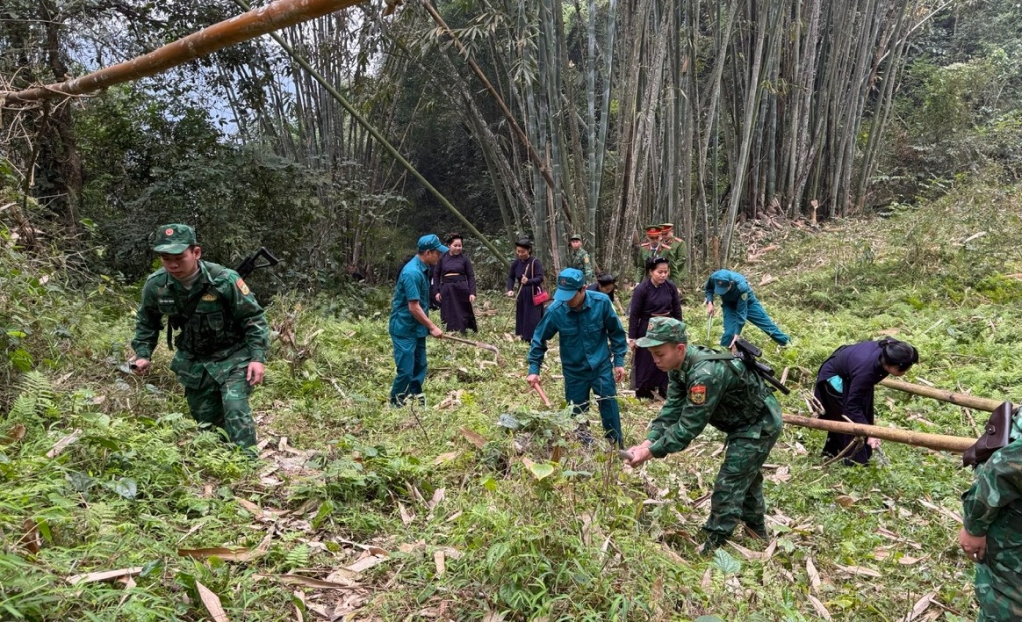 Phụ nữ vùng biên giới xã Thị Hoa tích cực phối hợp cùng các lực lượng tham gia bảo vệ chủ quyền, an ninh biên giới quốc gia.