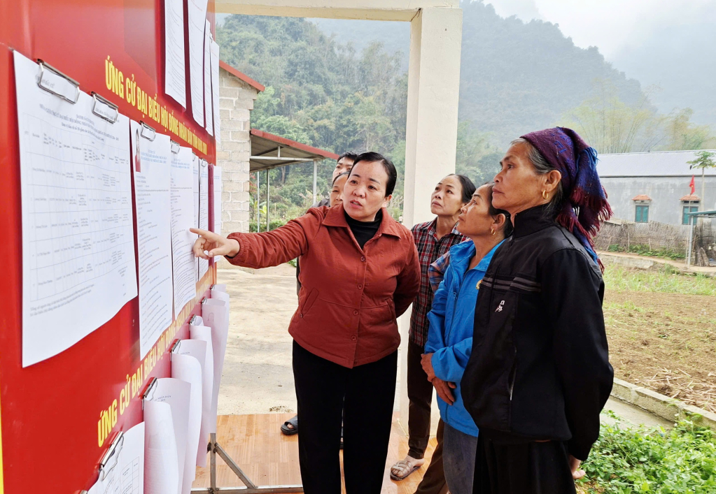 Phụ nữ tham gia tuyên truyền, hướng dẫn cử tri thực hiện quyền và nghĩa vụ công dân trong bầu cử đại biểu Quốc hội khóa XVI và bầu cử đại biểu HĐND các cấp nhiệm kỳ 2026 - 2031.