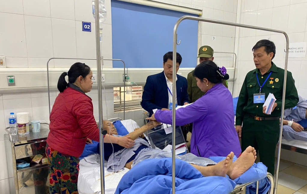 Phường Tân Giang tổ chức đưa hòm phiếu phụ đến nơi cử tri đang điều trị bệnh, tạo điều kiện để cử tri thực hiện quyền và nghĩa vụ công dân.