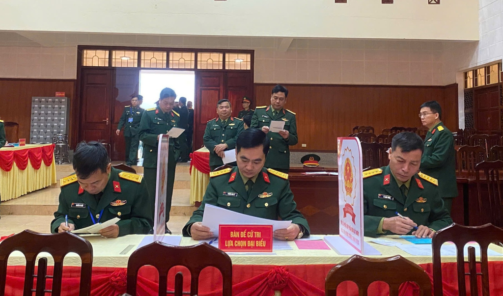 Cán bộ, chiến sĩ Bộ Chỉ huy Quân sự tỉnh tham gia bầu cử.