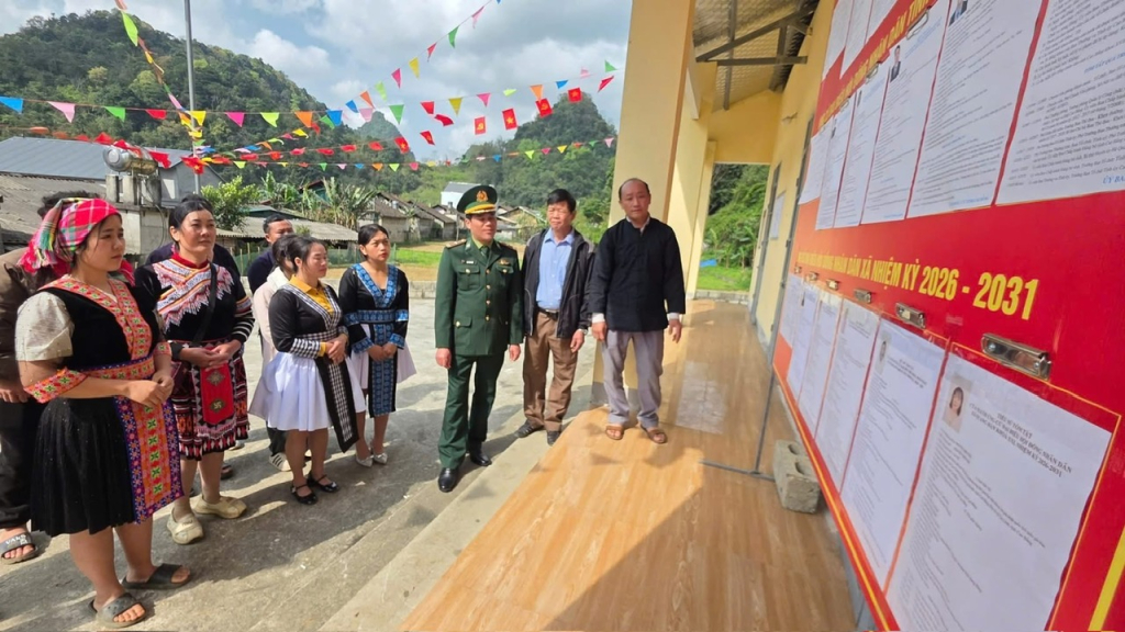 Cử tri xóm Pú Dô, xã Quang Hán nghiên cứu tiểu sử các ứng cử trước khi bỏ phiếu.