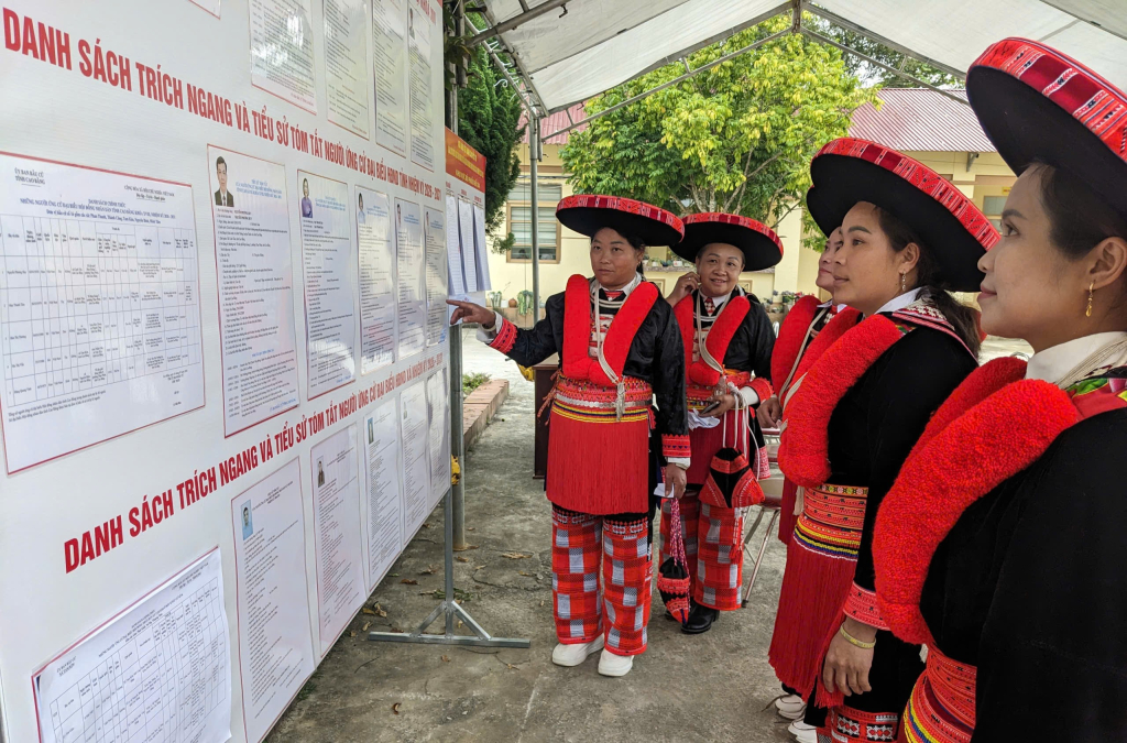 Đồng bào Dao xã Tam Kim nghiên cứu tiểu sử các ứng cử viên.