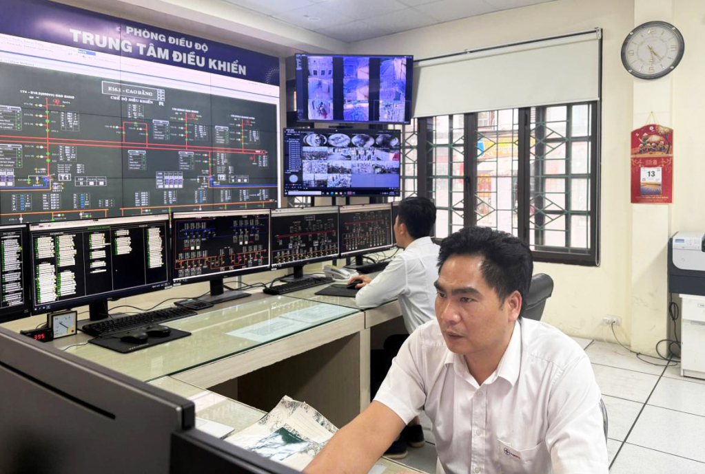  Điều độ viên trực ca tại Trung tâm điều khiển, Công ty Điện lực Cao Bằng.