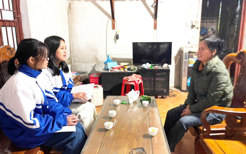 Cô giáo Phạm Thị Quyên, giáo viên Ngữ văn, Trường THPT Thạch An, chủ nhiệm Công trình số hóa các điểm trải nghiệm Tuyến số 4 “Một thời hoa lửa” Công viên địa chất Non nước Cao Bằng họp bàn triển khai nhiệm vụ.