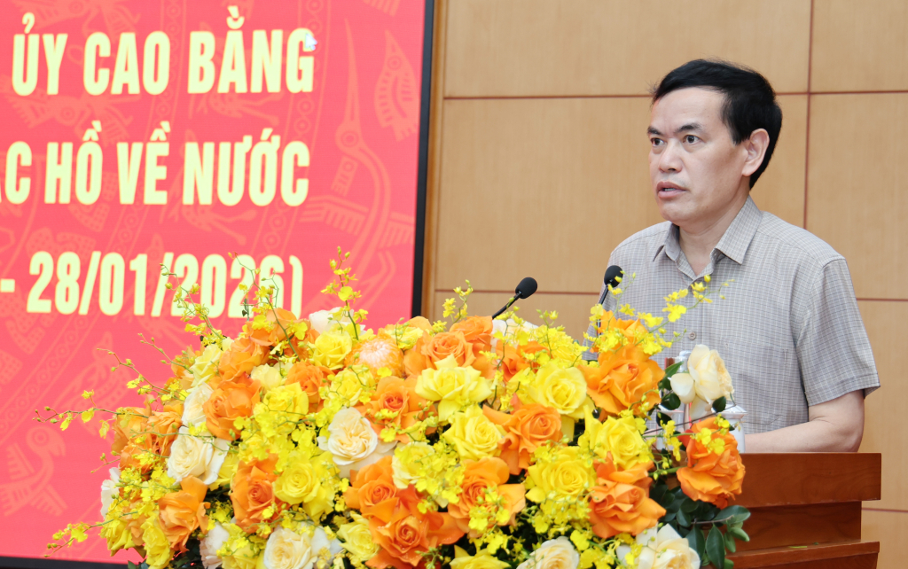 Giám đốc Báo và Phát thanh, truyền hình Cao Bằng Sầm Việt An phát biểu tham luận.