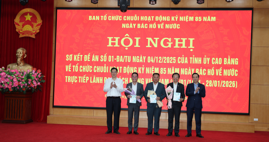 Các đồng chí lãnh đạo tỉnh tặng hoa và quà tri ân lãnh đạo các cơ quan Trung ương.