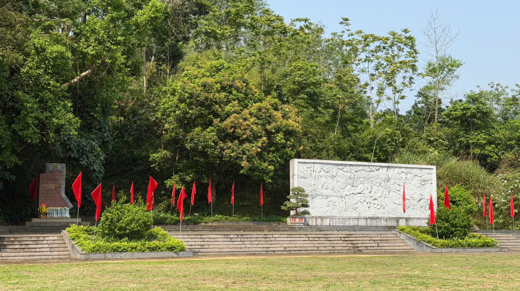 Tấm bia ghi dấu sự kiện thành lập chi bộ không chỉ lưu giữ một mốc son lịch sử, mà còn nhắc nhở các thế hệ hôm nay về những năm tháng hoạt động bí mật, gian khổ nhưng đầy kiên cường của những người cộng sản đầu tiên.