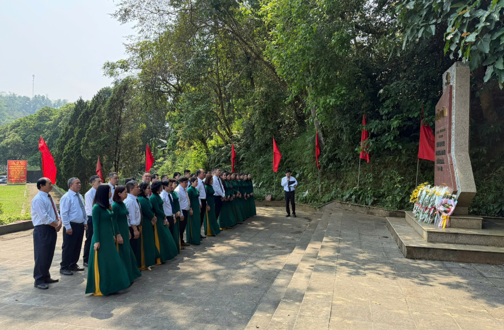 Những buổi sinh hoạt chuyên đề thường xuyên được các tổ chức Đảng tổ chức tại Di tích lịch sử Nặm Lìn, là dịp để cán bộ, đảng viên ôn lại những truyền thống tốt đẹp và lịch sử hào hùng của dân tộc, tuyên truyền giáo dục lý tưởng, đạo đức lối sống đối với mỗi cán bộ, đảng viên. 