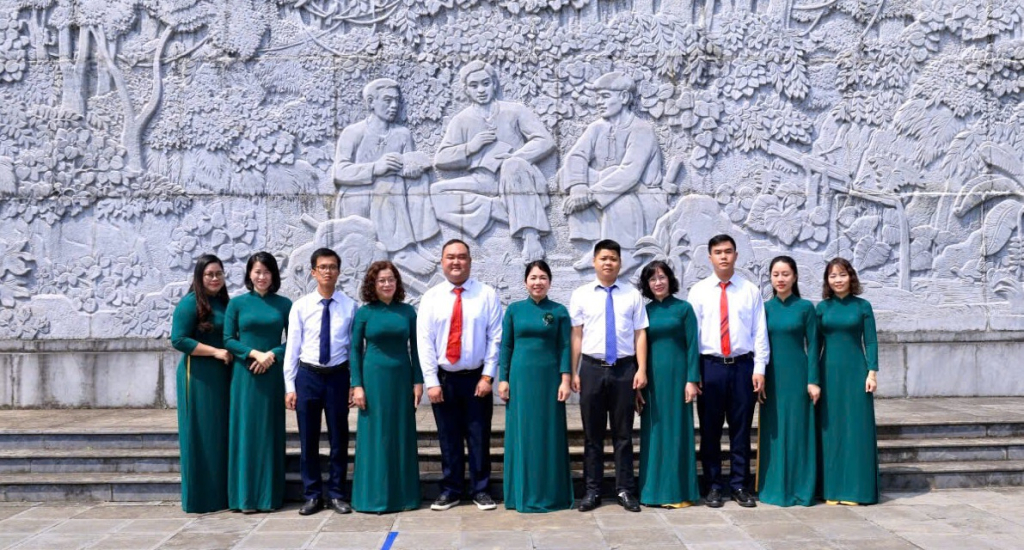 Bức phù điêu khắc họa ba đảng viên đầu tiên của Chi bộ. Dẫu thời gian đã lùi xa, hình ảnh các đồng chí vẫn hiện lên trang nghiêm, như nhắc nhớ về một thời kỳ đấu tranh gian khổ nhưng đầy kiên trung, khi lý tưởng cách mạng được hun đúc từ những con người bình dị nhất.