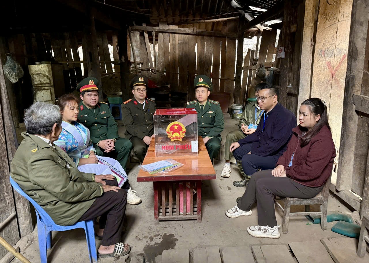 Xã Trà Lĩnh tổ chức đưa hòm phiếu phụ đến nhà cử tri tại xóm Thang Sặp.