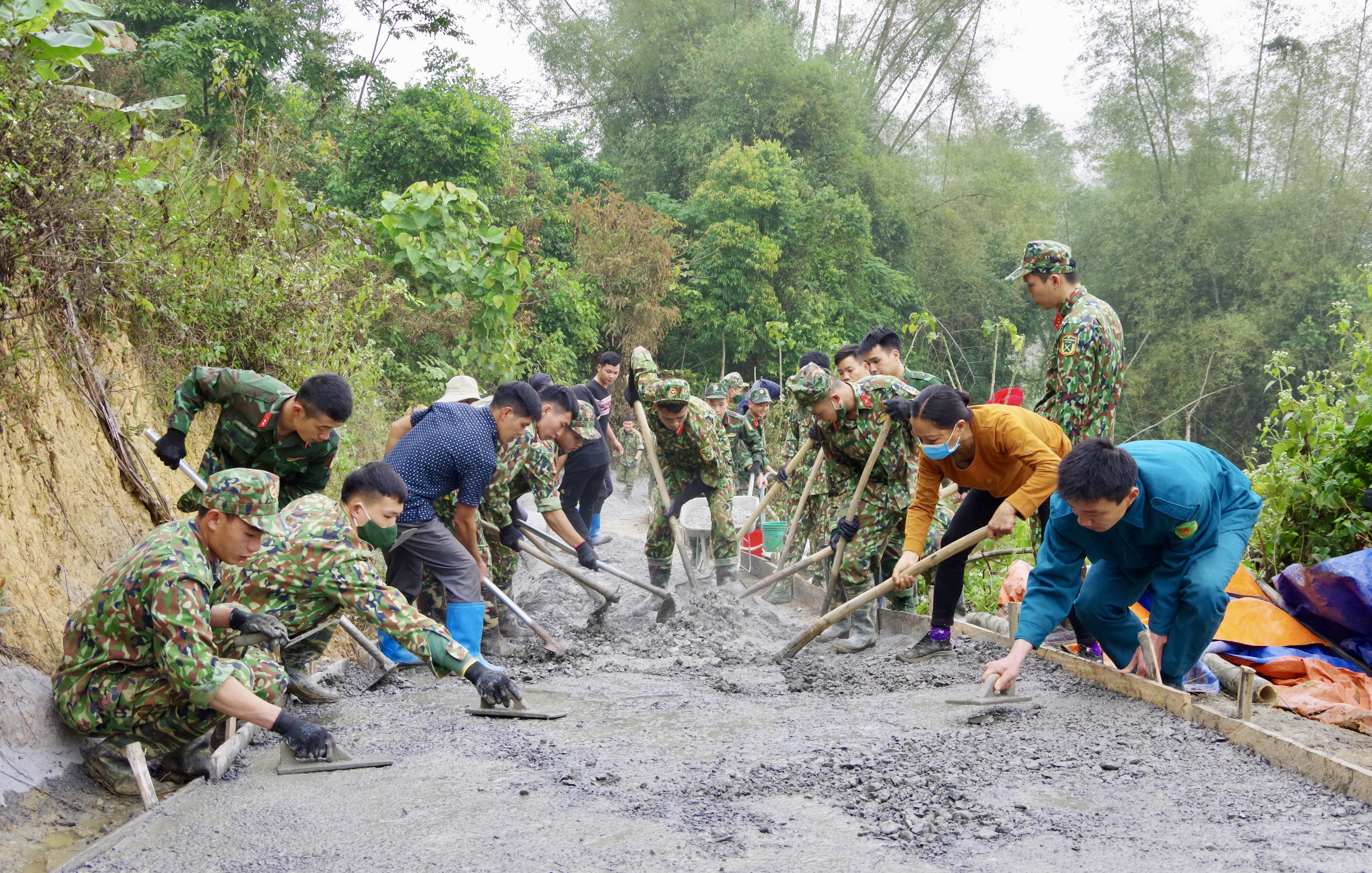 Phụ nữ Cao Bằng chung tay cùng các lực lượng xây dựng nông thôn mới.