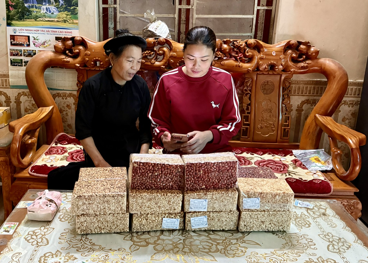 Phụ nữ xóm Bản Bó, xã Hà Quảng tích cực chuyển đổi số, tìm hiểu các kênh bán hàng trực tuyến, đưa các sản phẩm OCOP địa phương vươn ra thị trường trong nước.