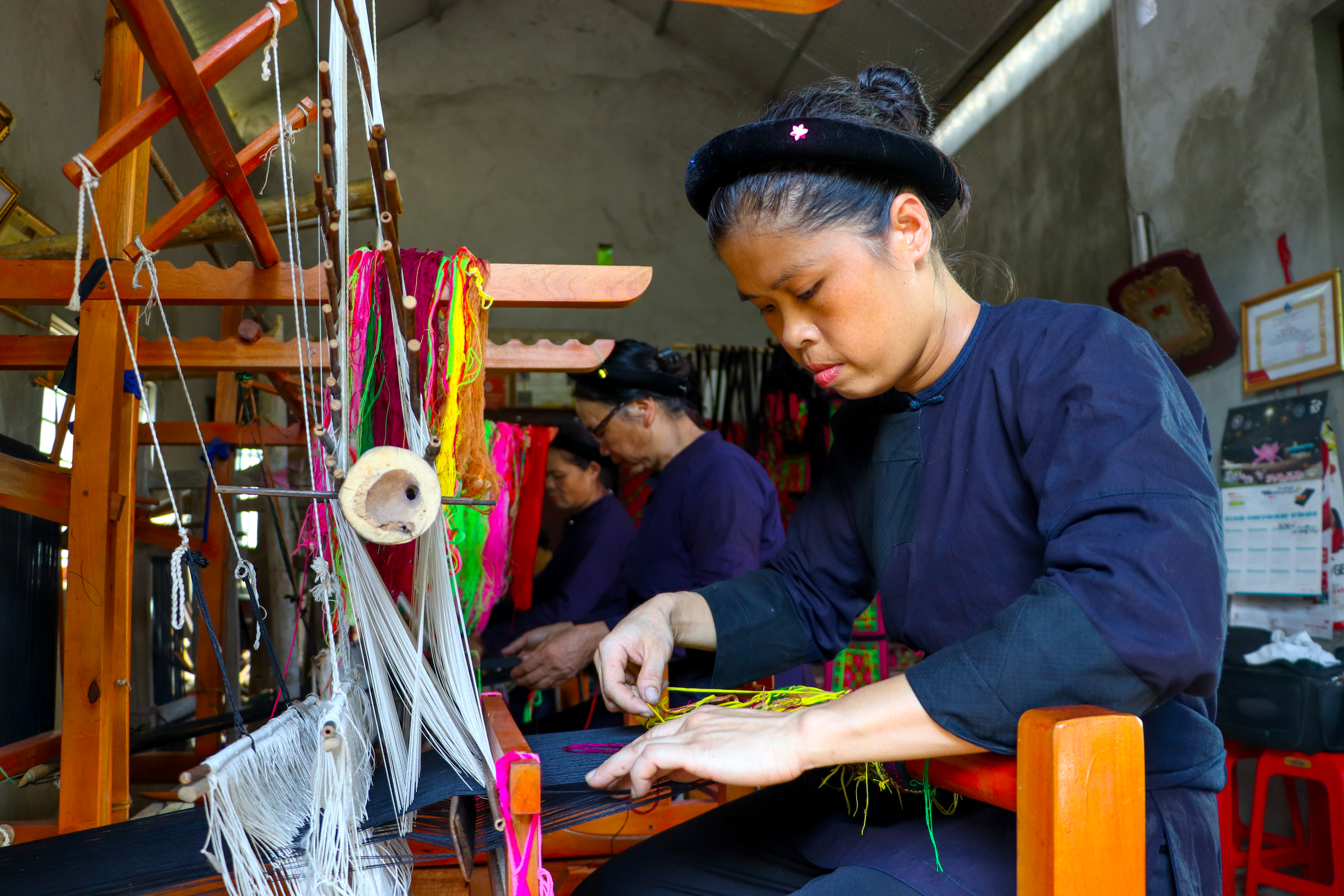 Phụ nữ xóm Luống Nọi (xã Hà Quảng) tích cực giữ gìn nghề dệt thổ cẩm truyền thống.