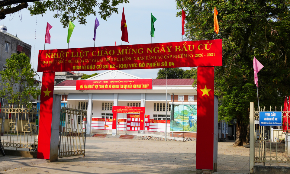 Cờ hoa rực rỡ ch&agrave;o mừng ng&agrave;y bầu cử đại biểu Quốc hội kh&oacute;a XVI v&agrave; đại biểu HĐND c&aacute;c cấp