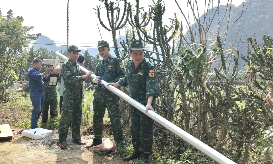 Đồn Bi&ecirc;n ph&ograve;ng Đức Long vận động hỗ trợ lắp đ&egrave;n năng lượng mặt trời cho 6 x&oacute;m bi&ecirc;n giới