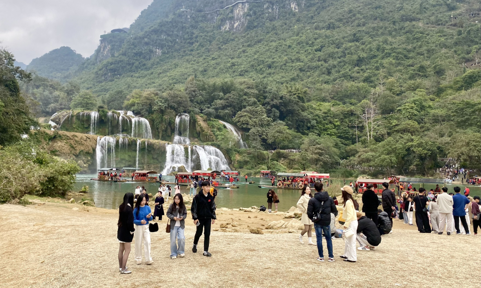 Kịp thời chấn chỉnh hoạt động b&egrave; mảng tự chế tại Th&aacute;c Bản Giốc 