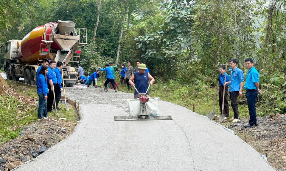Khởi c&ocirc;ng x&acirc;y dựng đường giao th&ocirc;ng n&ocirc;ng th&ocirc;n tại x&atilde; Bạch Đằng