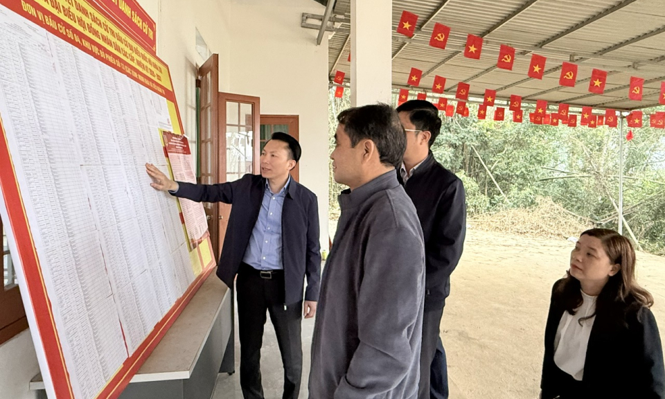 Đo&agrave;n kiểm tra số 3 Ủy ban Bầu cử tỉnh kiểm tra c&ocirc;ng t&aacute;c chuẩn bị bầu cử tại x&atilde; Nam Tuấn v&agrave; H&ograve;a An