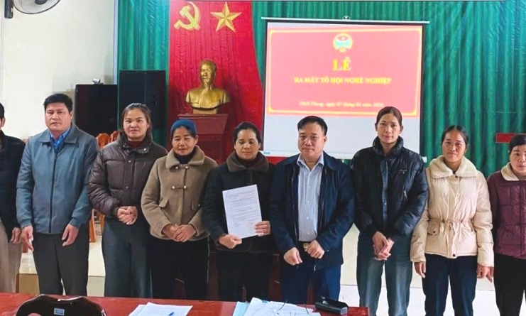 Hội N&ocirc;ng d&acirc;n tỉnh giải ng&acirc;n 500 triệu đồng Dự &aacute;n chăn nu&ocirc;i tr&acirc;u sinh sản tại x&atilde; Đ&igrave;nh Phong