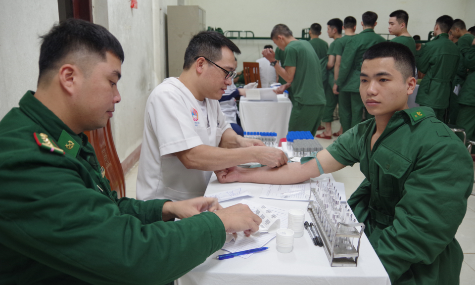 Kh&aacute;m ph&uacute;c tra sức khỏe cho 170 chiến sĩ mới