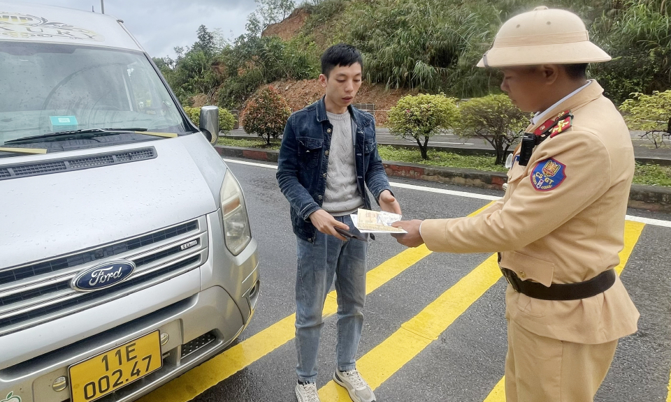 Xử phạt 4.395  trường hợp vi phạm trật tự an to&agrave;n giao th&ocirc;ng