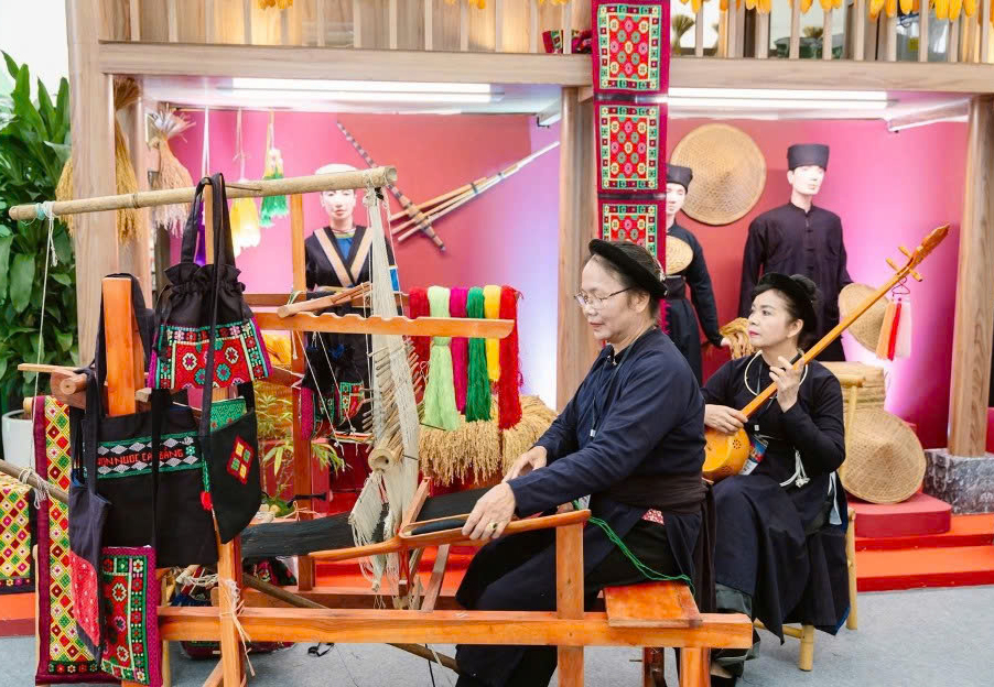 Nghệ nhân Nông Thị Thược, xóm Luống Nọi, xã Hà Quảng trình diễn dệt thổ cẩm tại Triển lãm Quốc gia 2025 và Triển lãm Thành tựu đất nước: 80 năm hành trình Độc lập - Tự do - Hạnh phúc chào mừng Quốc khánh 2/9 tại Hà Nội.