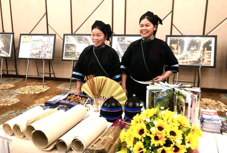 Phụ nữ dân tộc Nùng An, xã Quảng Uyên giới thiệu sản phẩm giấy bản, hương thơm tại các sự kiện văn hóa của tỉnh.