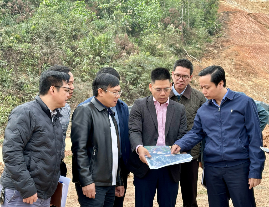 Chủ tịch UBND tỉnh Lê Hải Hòa kiểm tra vị trí xây dựng mới Bệnh viện đa khoa tỉnh.