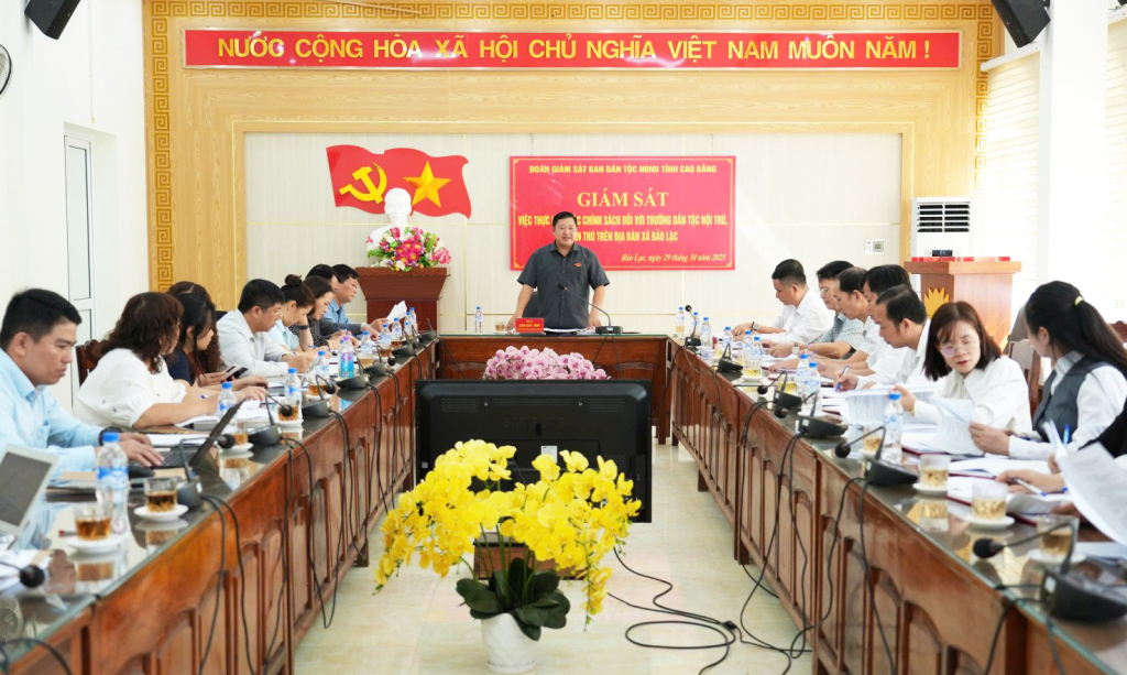 Đoàn giám sát của Ban Dân tộc HĐND tỉnh làm việc tại UBND xã Bảo Lạc.