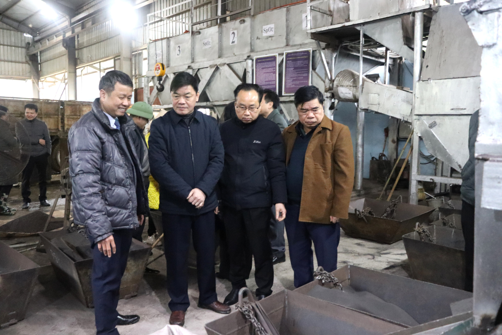 Đoàn giám sát của Ban Kinh tế - Ngân sách HĐND tỉnh tại Công ty Khoáng sản và Luyện kim Cao Bằng.