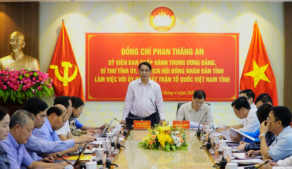 Bí thư Tỉnh ủy, Chủ tịch HĐND tỉnh Phan Thăng An và Đoàn công tác của tỉnh làm việc với Ủy ban MTTQ Việt Nam tỉnh. 