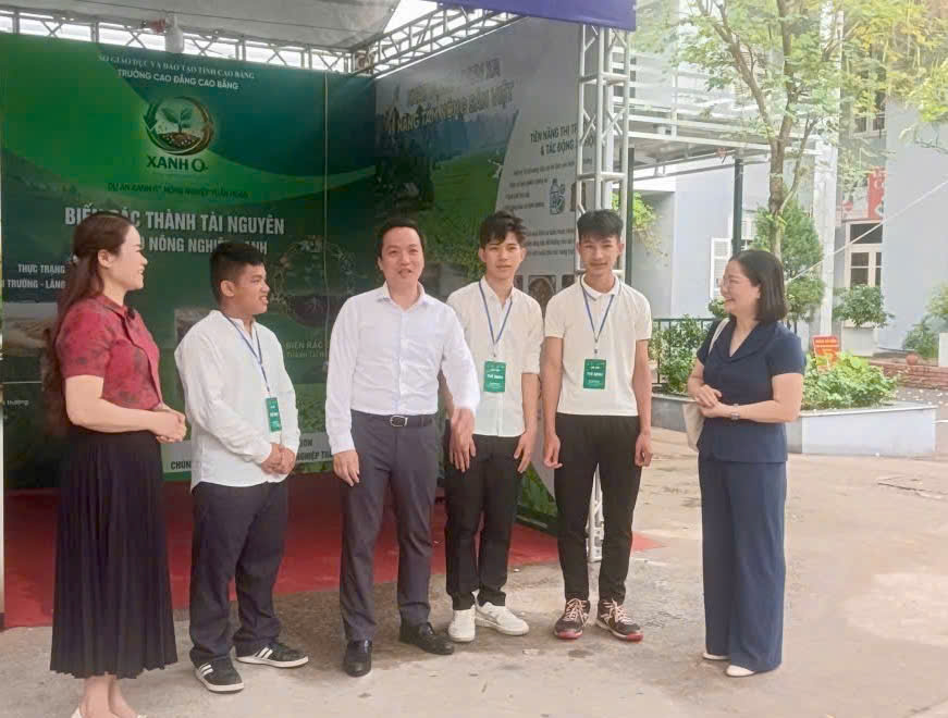 Chủ tịch UBND tỉnh Lê Hải Hòa gặp gỡ, động viên nhóm tác giả dự án “Xanh O+ nông nghiệp tuần hoàn” tại Ngày hội khởi nghiệp quốc gia của học sinh, sinh viên năm 2026.