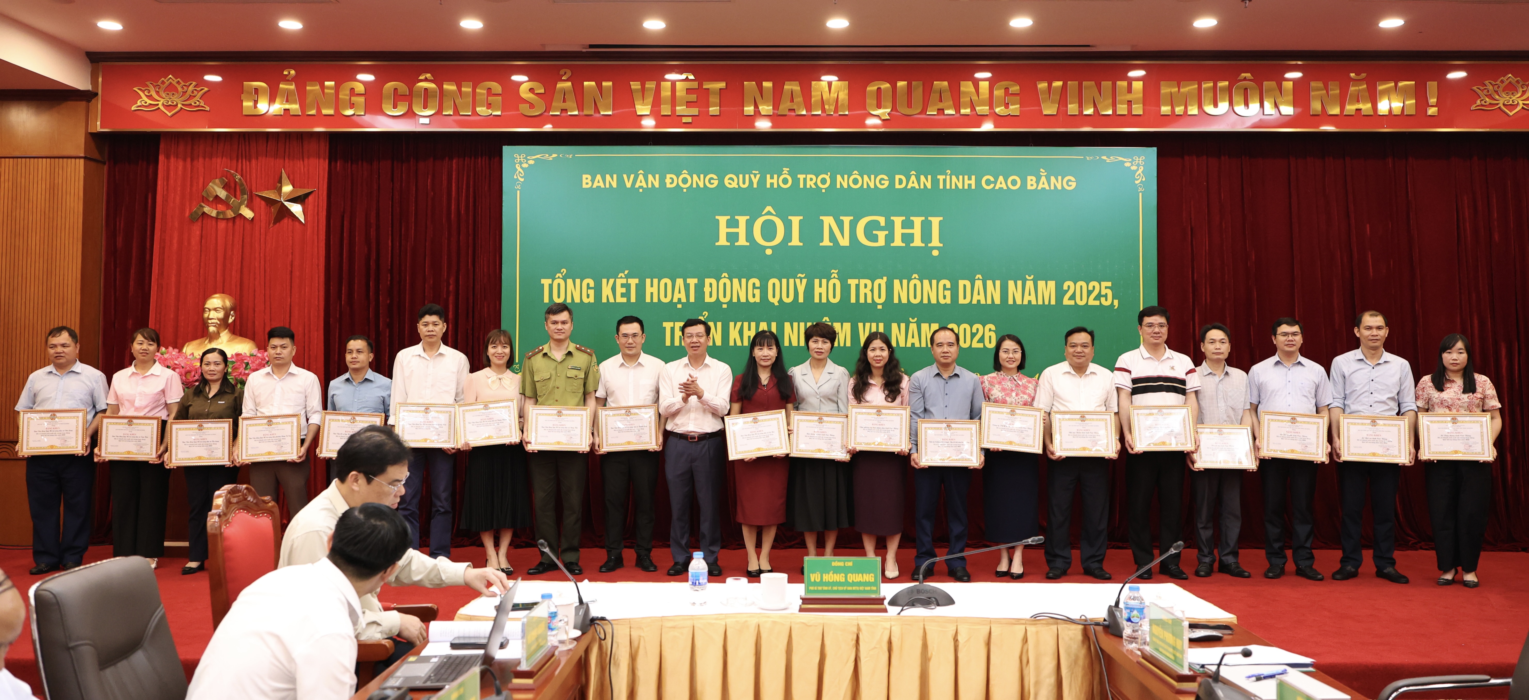 Chủ tịch Hội Nông dân tỉnh Nguyễn Phương Huy trao Bằng khen các tập thể có thành tích xuất sắc trong hoạt động Quỹ Hỗ trợ nông dân năm 2025.