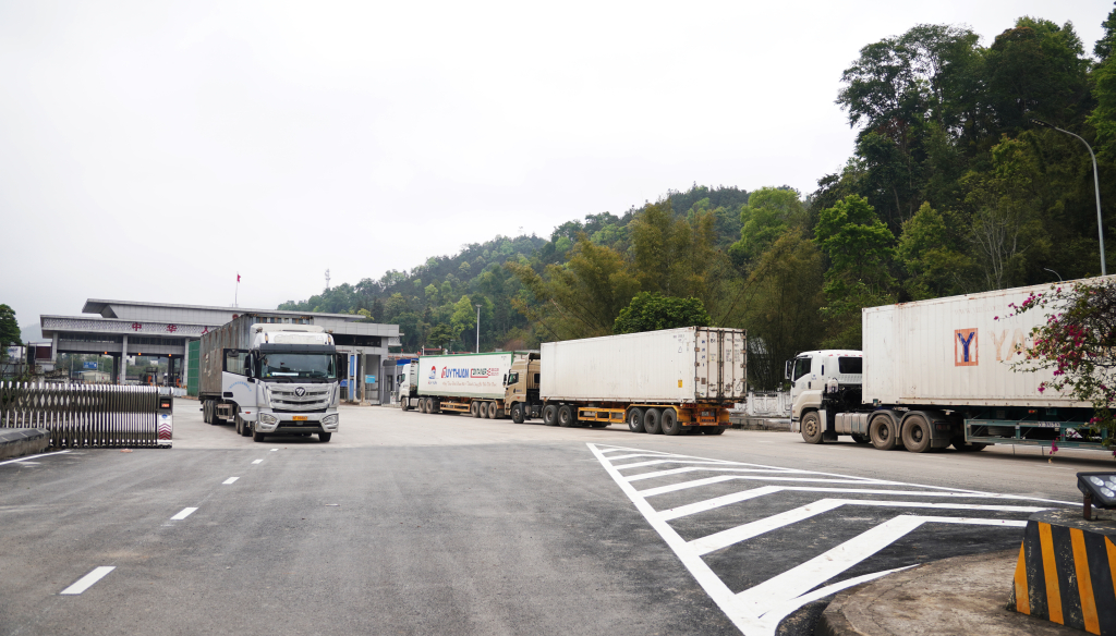 Xe container qua lối thông quan Nà Đoỏng, Cửa khẩu Quốc tế Trà Lĩnh - khu vực được kỳ vọng tăng lưu lượng hàng hóa nhưng hoạt động chưa ổn định, chưa tương xứng năng lực hạ tầng.