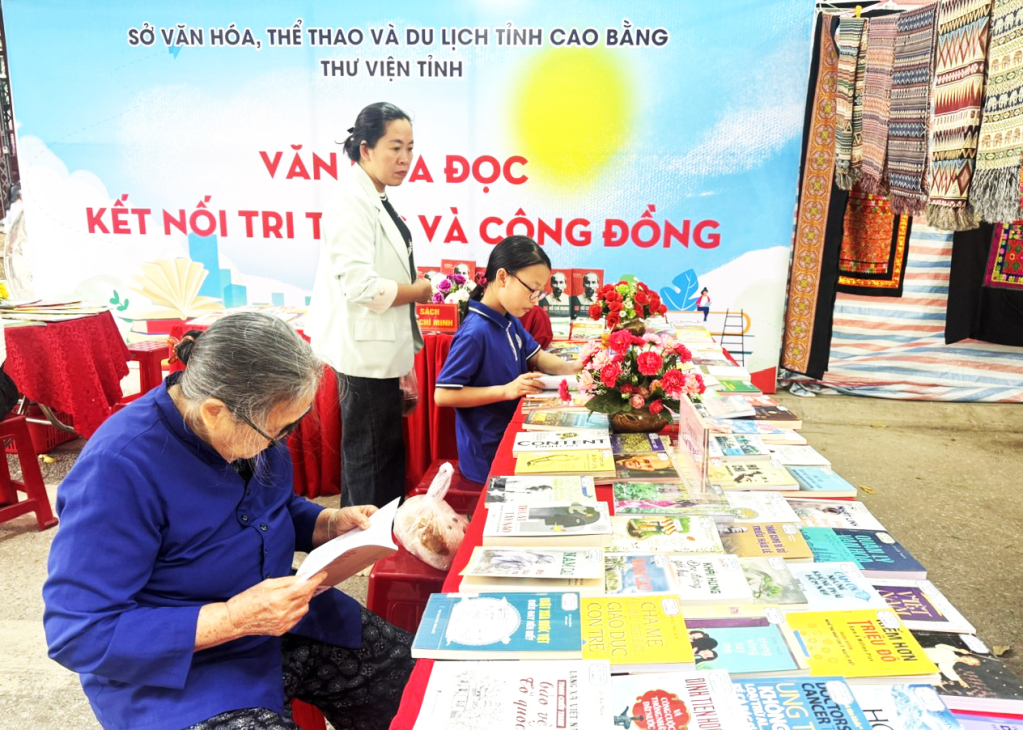 Không gian đọc sách trong Lễ hội chùa Phố Cũ.