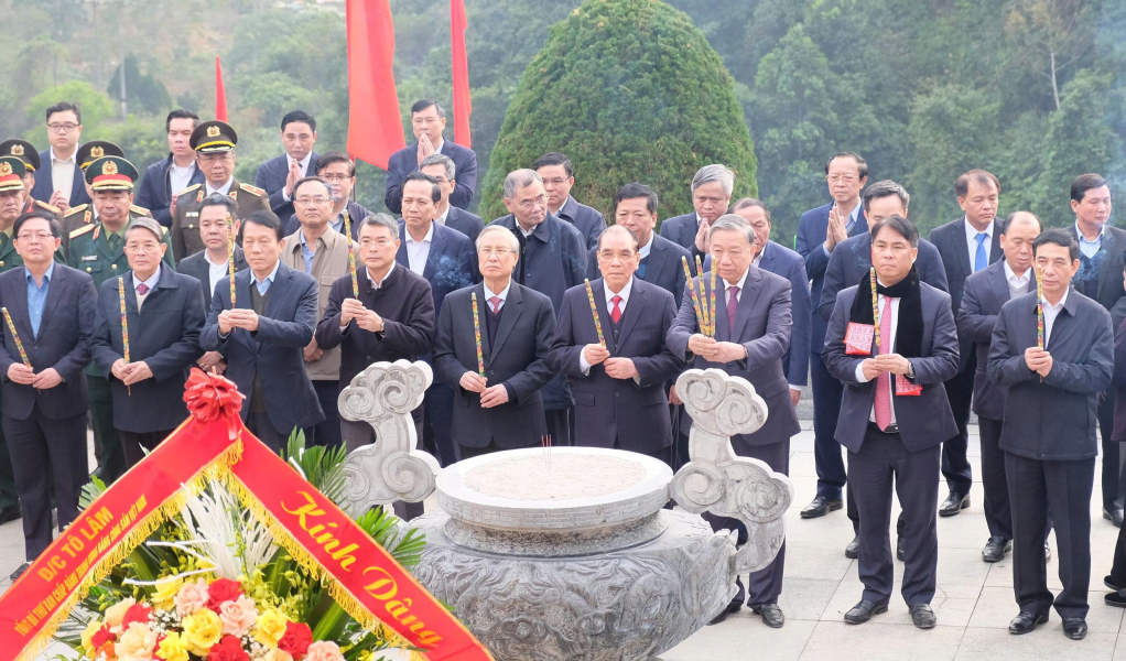 Tổng Bí thư, Chủ tịch nước Tô Lâm dâng hương tại Đền thờ Chủ tịch Hồ Chí Minh, Khu di tích Quốc gia đặc biệt Pác Bó (xã Trường Hà).