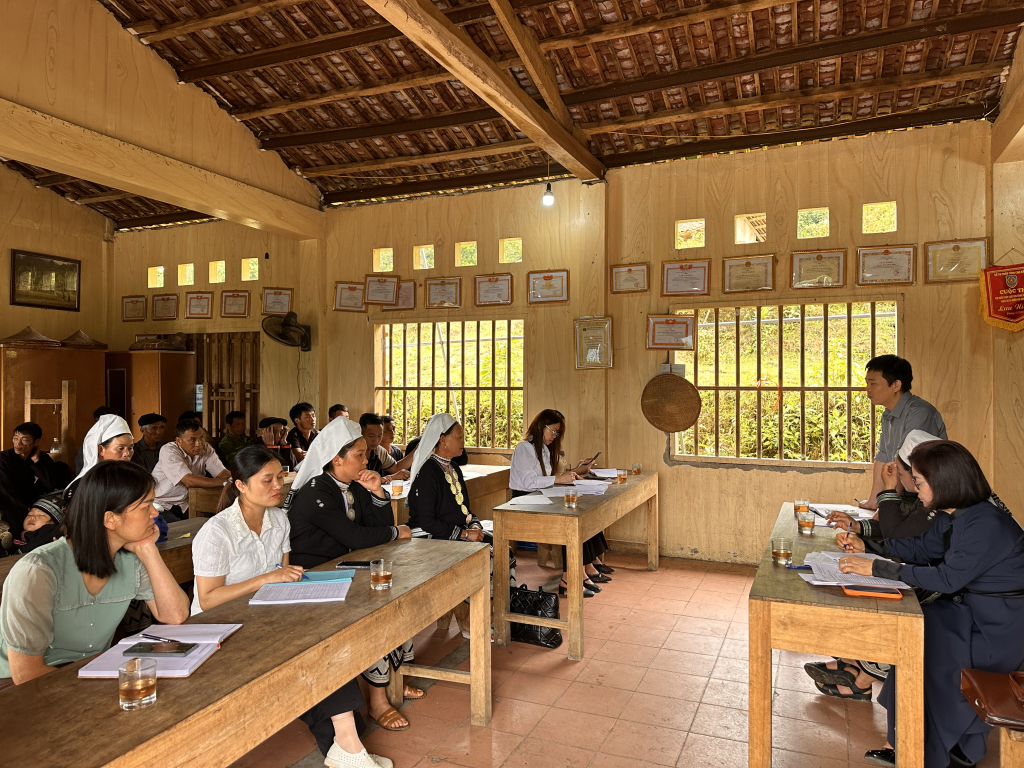 Các hộ dân được phổ biến nội dung về khai thác bền vững cây thuốc quý bản địa.