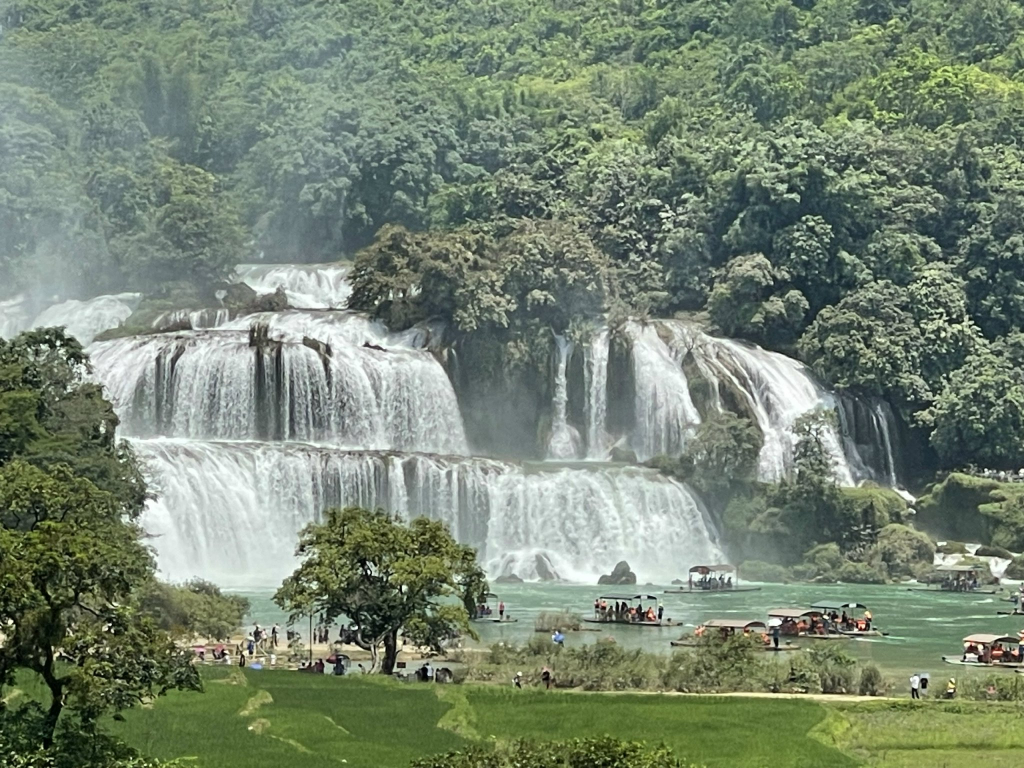 Thác Bản Giốc, một địa điểm du lịch nổi tiếng của Cao Bằng. Thác nằm trong vùng lõi của Công viên địa chất toàn cầu UNESCO Non nước Cao Bằng.