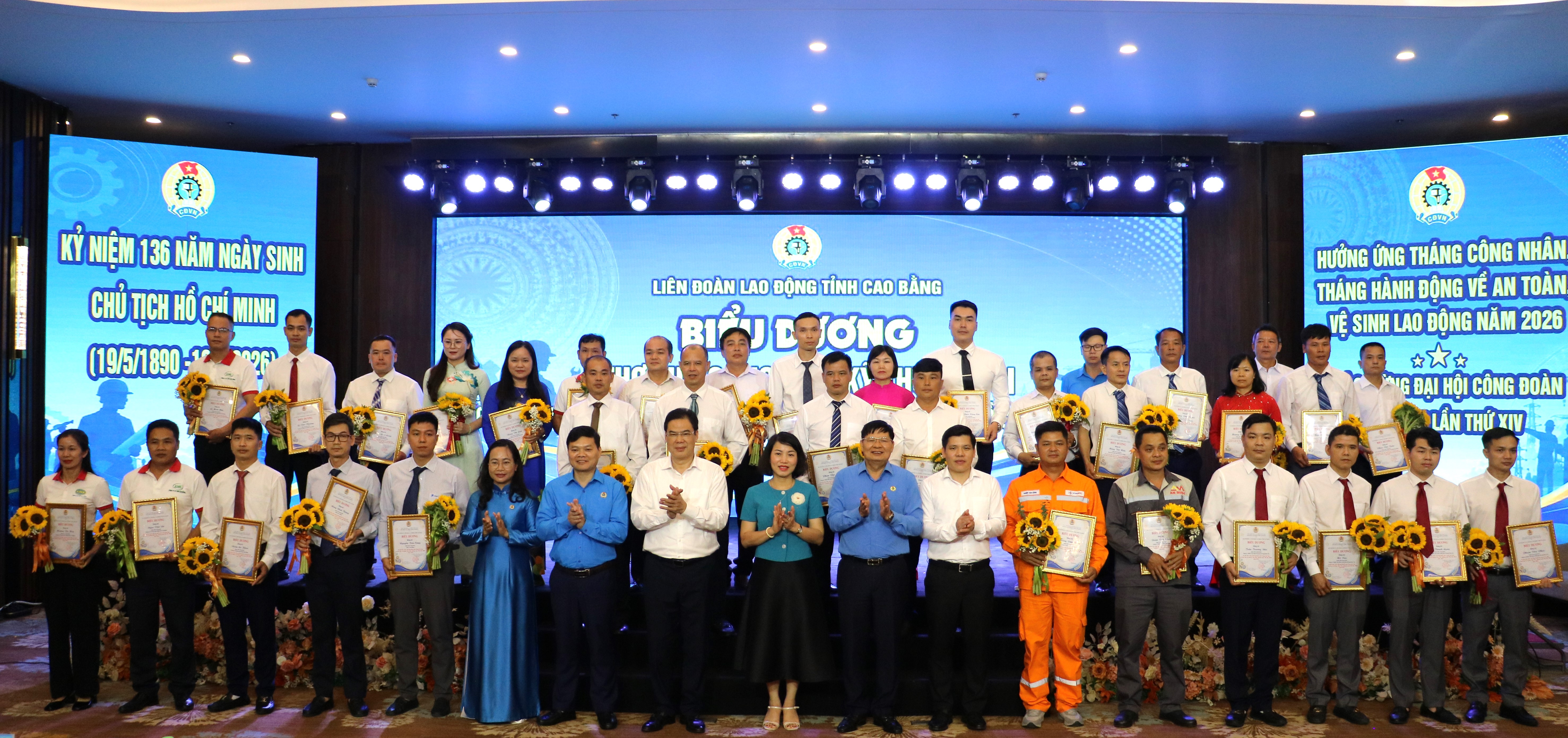 Các lãnh đạo chụp ảnh lưu niệm cùng 36 đoàn viên, công nhân, người lao động, nghệ nhân tiêu biểu.