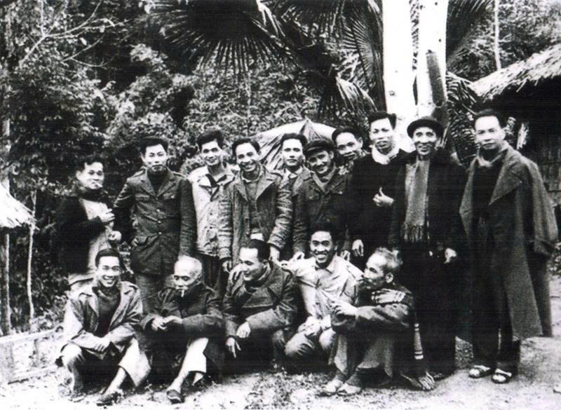 Bác Hồ (ngồi đầu tiên, từ phải sang) chụp ảnh cùng một số Ủy viên Trung ương Đảng khóa II (năm 1951) tại Chiêm Hóa, Tuyên Quang. Đồng chí Hồ Tùng Mậu đứng thứ tư, từ phải sang. Ảnh: Tư liệu.