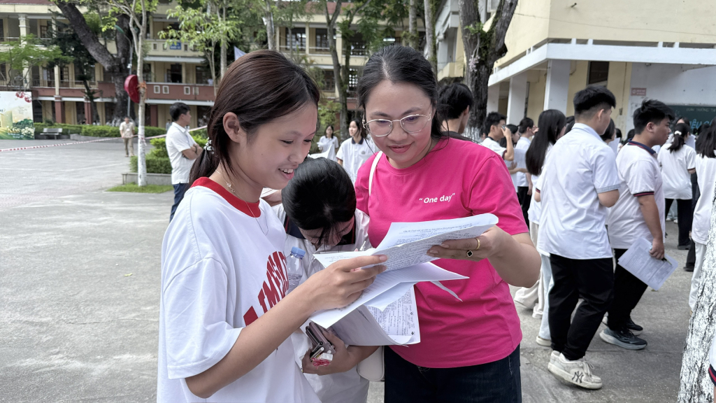 Học sinh và giáo viên cùng nhau trao đổi về bài thi môn tự chọn.
