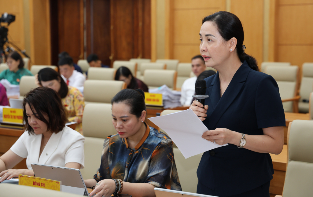 Lãnh đạo Sở Nội vụ phát biểu giải trình ý kiến tại kỳ họp. 