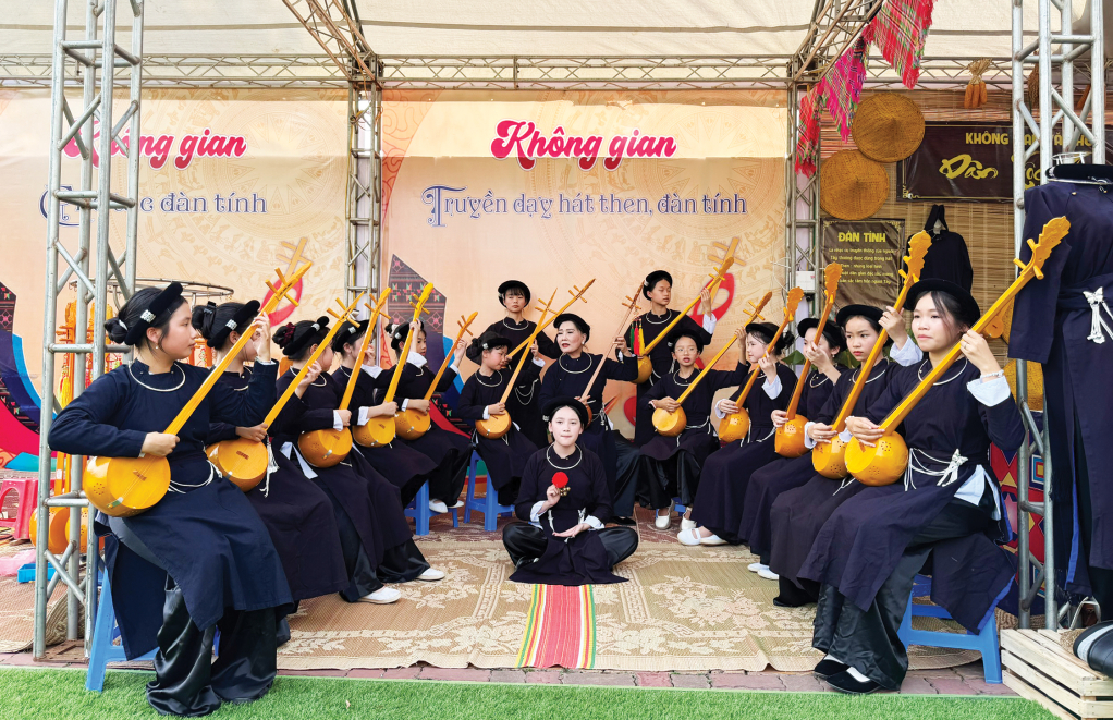 Người cao tuổi và thế hệ trẻ tham gia sinh hoạt, biểu diễn hát Then, thể hiện sự tiếp nối và lan tỏa giá trị di sản trong đời sống hiện đại.