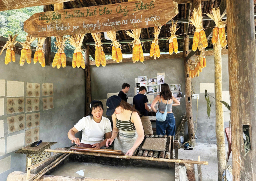 Du khách tham quan, khám phá, trải nghiệm làng nghề truyền thống.