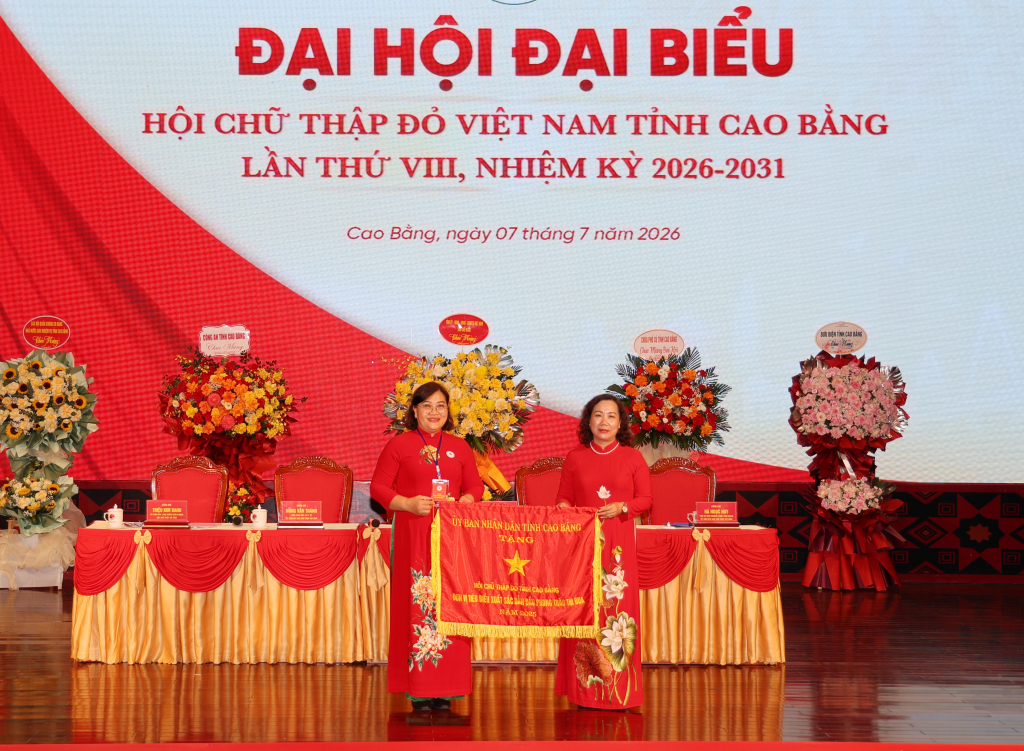 Phó Chủ tịch UBND tỉnh Hà Nhật Lệ trao cờ thi đua cho Hội Chữ thập đỏ tỉnh.